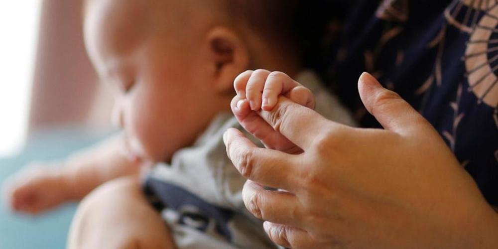 &Tau;&eta;&sigmaf; &alpha;&rho;&nu;ή&theta;&eta;&kappa;&alpha;&nu; ά&delta;&epsilon;&iota;&alpha; &mu;&eta;&tau;&rho;ό&tau;&eta;&tau;&alpha;&sigmaf; &epsilon;&pi;&epsilon;&iota;&delta;ή &alpha;&pi;έ&kappa;&tau;&eta;&sigma;&epsilon; &pi;&alpha;&iota;&delta;ί &mu;έ&sigma;&omega; &pi;&alpha;&rho;έ&nu;&theta;&epsilon;&tau;&eta;&sigmaf; &mu;&eta;&tau;έ&rho;&alpha;&sigmaf;