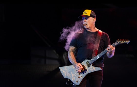 Metallica &sigma;&tau;&eta;&nu; &Alpha;&theta;ή&nu;&alpha;: &Pi;&omicron;&iota;&alpha; &tau;&rho;&alpha;&gamma;&omicron;ύ&delta;&iota;&alpha; έ&pi;&alpha;&iota;&xi;&alpha;&nu; &sigma;&tau;&iota;&sigmaf; &delta;&omicron;&kappa;&iota;&mu;έ&sigmaf; ή&chi;&omicron;&upsilon; (&Beta;&Iota;&Nu;&Tau;&Epsilon;&Omicron;)