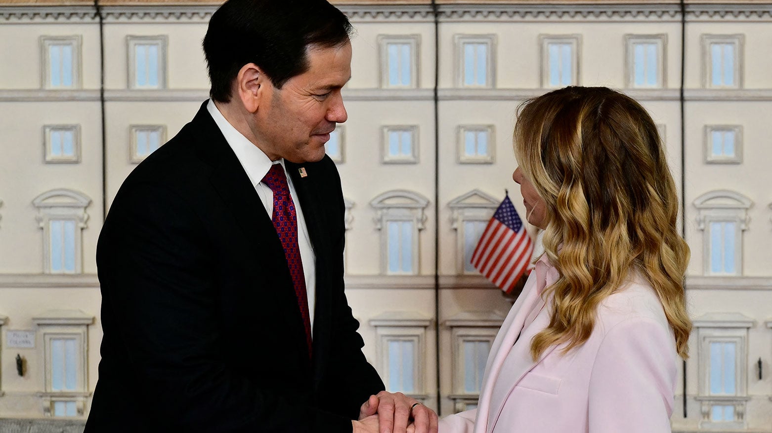 &Iota;&tau;&alpha;&lambda;ί&alpha;: &Mu;&iota;ά&mu;&iota;&sigma;&eta; ώ&rho;&alpha; &delta;&iota;ή&rho;&kappa;&epsilon;&sigma;&epsilon; &eta; &sigma;&upsilon;&nu;ά&nu;&tau;&eta;&sigma;&eta; &Mu;&epsilon;&lambda;ό&nu;&iota; &mu;&epsilon; &Mu;ά&rho;&kappa;&omicron; &Rho;&omicron;ύ&mu;&pi;&iota;&omicron;-&Tau;&iota; &sigma;&upsilon;&zeta;&eta;&tau;ή&theta;&eta;&kappa;&epsilon;