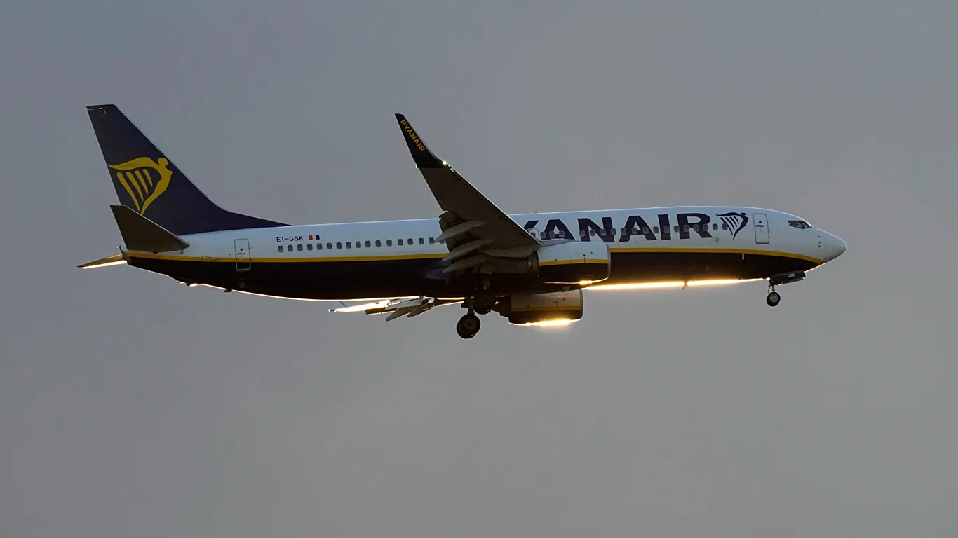 Ryanair: &Delta;&iota;&alpha;&kappa;ό&pi;&tau;&epsilon;&iota; &tau;&eta; &lambda;&epsilon;&iota;&tau;&omicron;&upsilon;&rho;&gamma;ί&alpha; &tau;&eta;&sigmaf; &beta;ά&sigma;&eta;&sigmaf; &sigma;&tau;&eta; &Theta;&epsilon;&sigma;&sigma;&alpha;&lambda;&omicron;&nu;ί&kappa;&eta; &tau;&omicron;&nu; &chi;&epsilon;&iota;&mu;ώ&nu;&alpha;