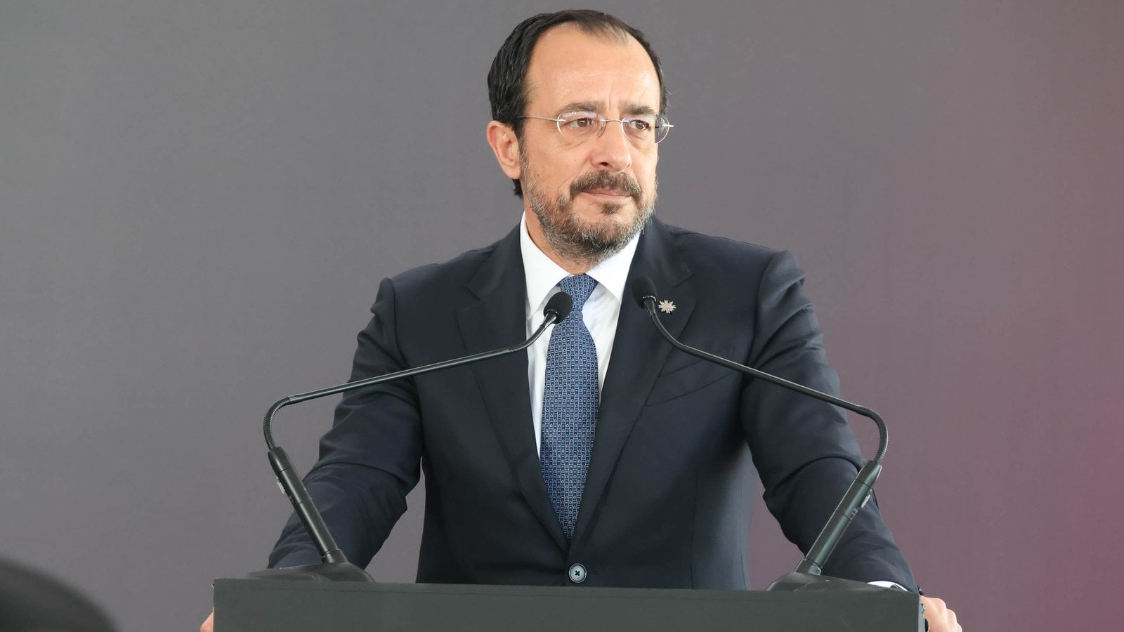 &Pi;&tau;&Delta;: &Iota;&sigma;&chi;&upsilon;&rho;ή &psi;ή&phi;&omicron;&sigmaf; &epsilon;&mu;&pi;&iota;&sigma;&tau;&omicron;&sigma;ύ&nu;&eta;&sigmaf; &eta; &alpha;&xi;&iota;&omicron;&lambda;ό&gamma;&eta;&sigma;&eta; Fitch - &laquo;&Pi;ά&nu;&omega; &alpha;&pi;ό ό&lambda;&alpha;, &eta; &Kappa;ύ&pi;&rho;&omicron;&sigmaf;&raquo;