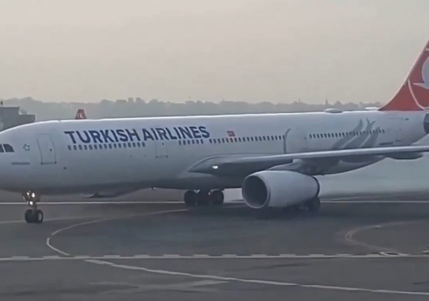 &Beta;&Iota;&Nu;&Tau;&Epsilon;&Omicron;: &Eta; &sigma;&tau;&iota;&gamma;&mu;ή &pi;&omicron;&upsilon; &alpha;&epsilon;&rho;&omicron;&sigma;&kappa;ά&phi;&omicron;&sigmaf; &tau;&eta;&sigmaf; Turkish Airlines &alpha;&rho;&pi;ά&zeta;&epsilon;&iota; &phi;&omega;&tau;&iota;ά &sigma;&tau;&omicron; &Nu;&epsilon;&pi;ά&lambda;