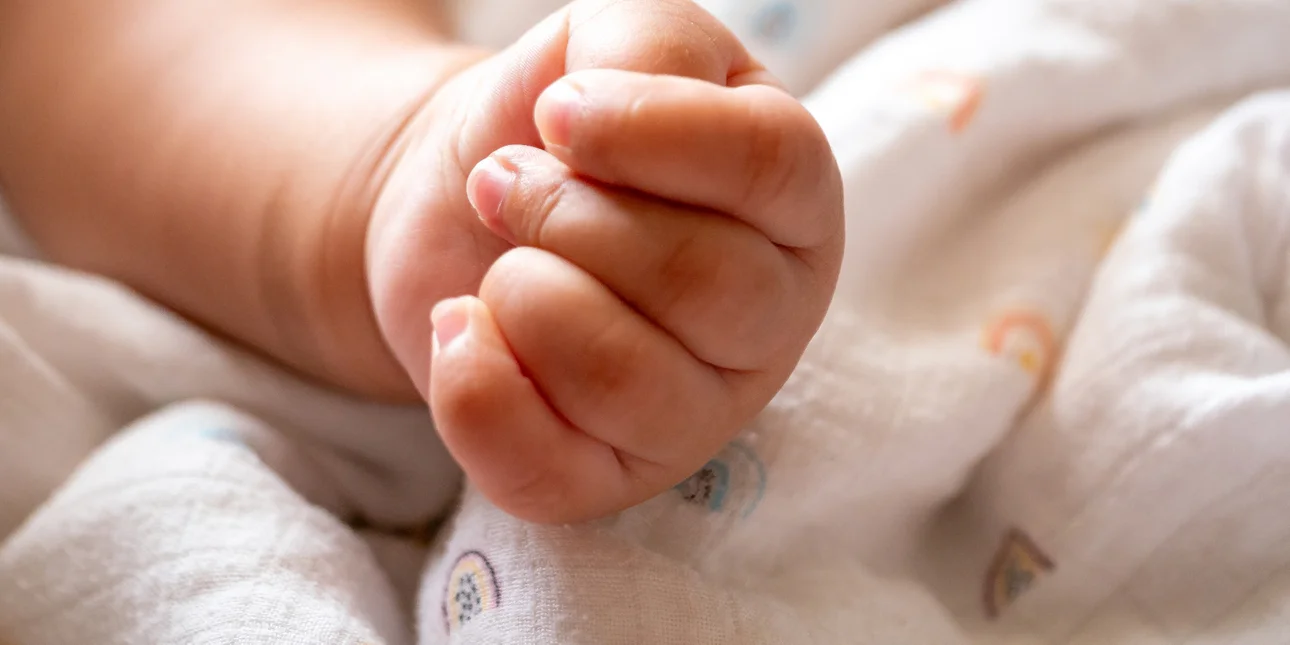 Ελλάδα: Θρίλερ με νεκρό βρέφος - Χειροπέδες στη μητέρα του