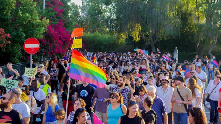 &Omicron;&iota; &kappa;&alpha;&lambda;ύ&tau;&epsilon;&rho;&epsilon;&sigmaf; &kappa;&alpha;&iota; &omicron;&iota; &chi;&epsilon;&iota;&rho;ό&tau;&epsilon;&rho;&epsilon;&sigmaf; &chi;ώ&rho;&epsilon;&sigmaf; &gamma;&iota;&alpha; LGBTQ+ ά&tau;&omicron;&mu;&alpha; - &Eta; &theta;έ&sigma;&eta; &tau;&eta;&sigmaf; &Kappa;ύ&pi;&rho;&omicron;&upsilon;