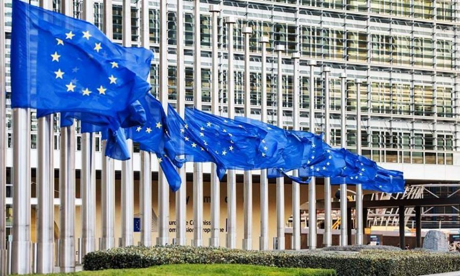 &Kappa;&omicron;&mu;&iota;&sigma;&iota;ό&nu;: &Chi;&alpha;&iota;&rho;&epsilon;&tau;ί&zeta;&epsilon;&iota; &tau;&eta;&nu; &pi;&omicron;&lambda;&iota;&tau;&iota;&kappa;ή &sigma;&upsilon;&mu;&phi;&omega;&nu;ί&alpha; &Sigma;&upsilon;&mu;&beta;&omicron;&upsilon;&lambda;ί&omicron;&upsilon;-&Epsilon;&Kappa; &gamma;&iota;&alpha; &kappa;&rho;ί&sigma;&iota;&mu;&alpha; &phi;ά&rho;&mu;&alpha;&kappa;&alpha;