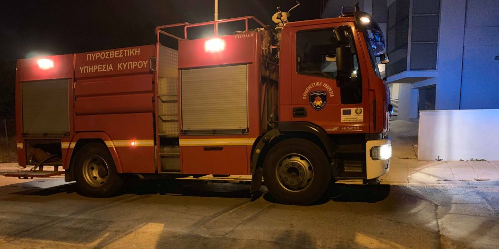 Στις φλόγες ξύλινο κιόσκι κοντά στην Ακτή Κυβερνήτη-Κάηκε ολοσχερώς