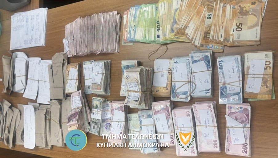 ΦΩΤΟ: Ζεύγος μετέφερε €208,000 στο οδόφραγμα – Κατακρατήθηκαν από το Τελωνείο