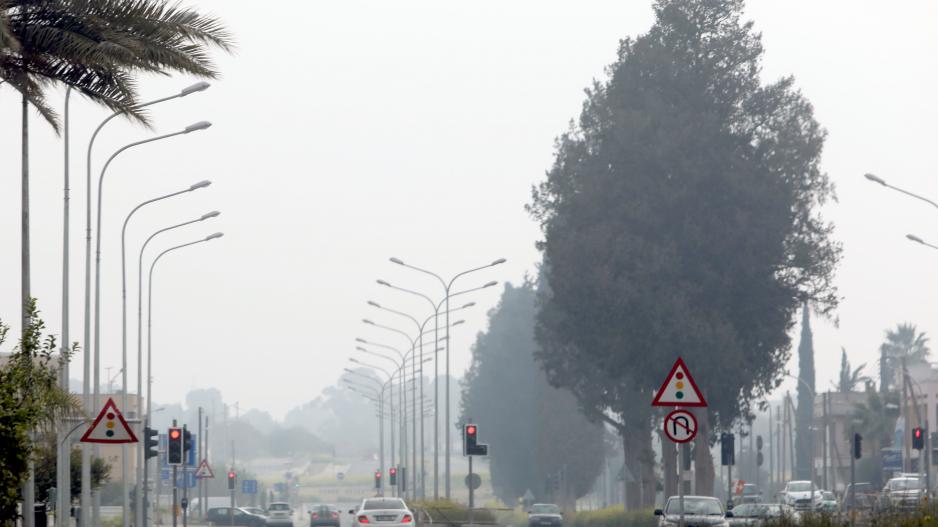 Νεφώσεις, άνεμοι και ανοιχτό ενδεχόμενο βροχών - Δεν υποχωρεί η σκόνη