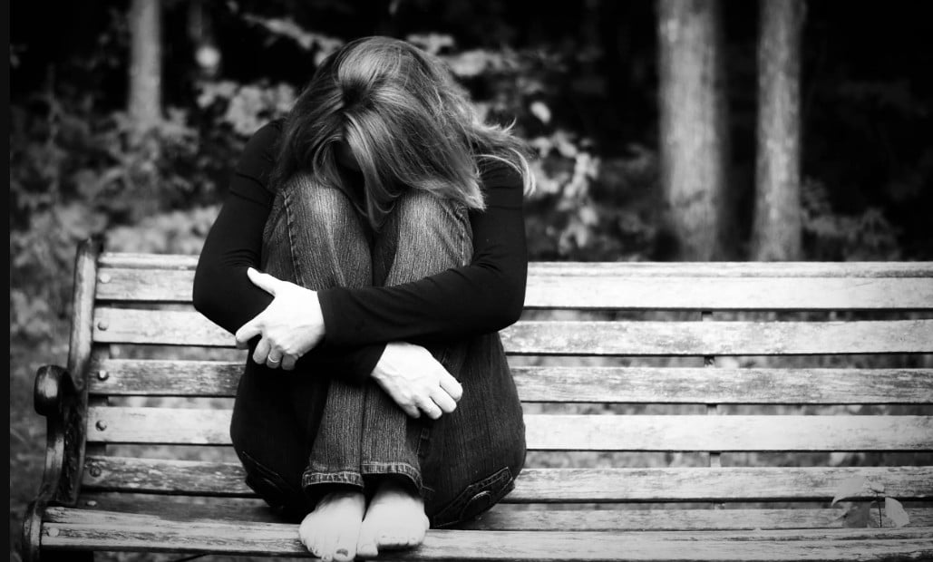 Τραγωδία με 17χρονες στην Ελλάδα:  Καμπανάκι για αύξηση των αυτοκτονιών εφήβων