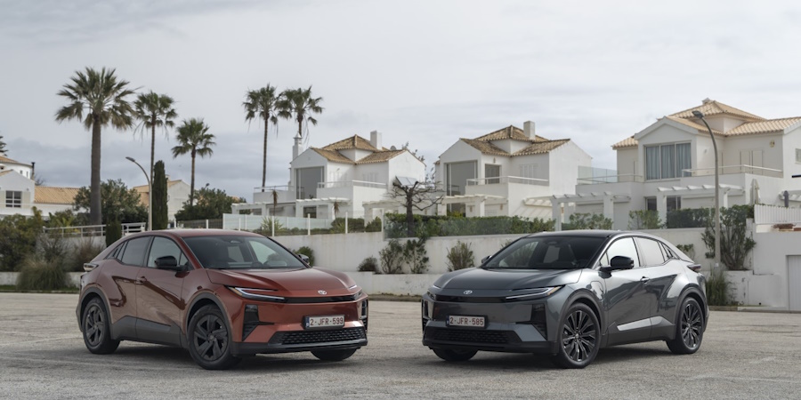H Toyota &epsilon;&pi;&iota;&tau;&alpha;&chi;ύ&nu;&epsilon;&iota; &sigma;&tau;&alpha;&theta;&epsilon;&rho;ά &tau;&eta; &mu;&epsilon;&tau;ά&beta;&alpha;&sigma;ή &tau;&eta;&sigmaf; &pi;&rho;&omicron;&sigmaf; &tau;&eta;&nu; &eta;&lambda;&epsilon;&kappa;&tau;&rho;&omicron;&kappa;ί&nu;&eta;&sigma;&eta;
