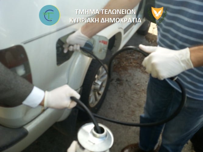 Εντόπισαν φορτηγά με χρωματισμένο πετρέλαιο και περίπτερα με παράνομα καπνικά