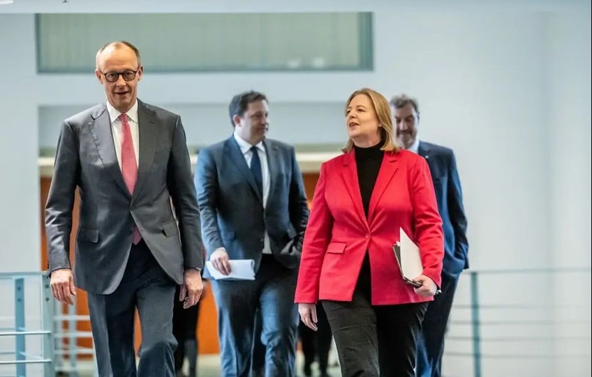 &Gamma;&epsilon;&rho;&mu;&alpha;&nu;ί&alpha;: &Eta; &kappa;&upsilon;&beta;έ&rho;&nu;&eta;&sigma;&eta; &Mu;&epsilon;&rho;&tau;&sigmaf; &sigma;&chi;&epsilon;&delta;&iota;ά&zeta;&epsilon;&iota; &tau;&eta;&nu; &kappa;&alpha;&tau;ά&rho;&gamma;&eta;&sigma;&eta; &tau;&omicron;&upsilon; &omicron;&kappa;&tau;&alpha;ώ&rho;&omicron;&upsilon;