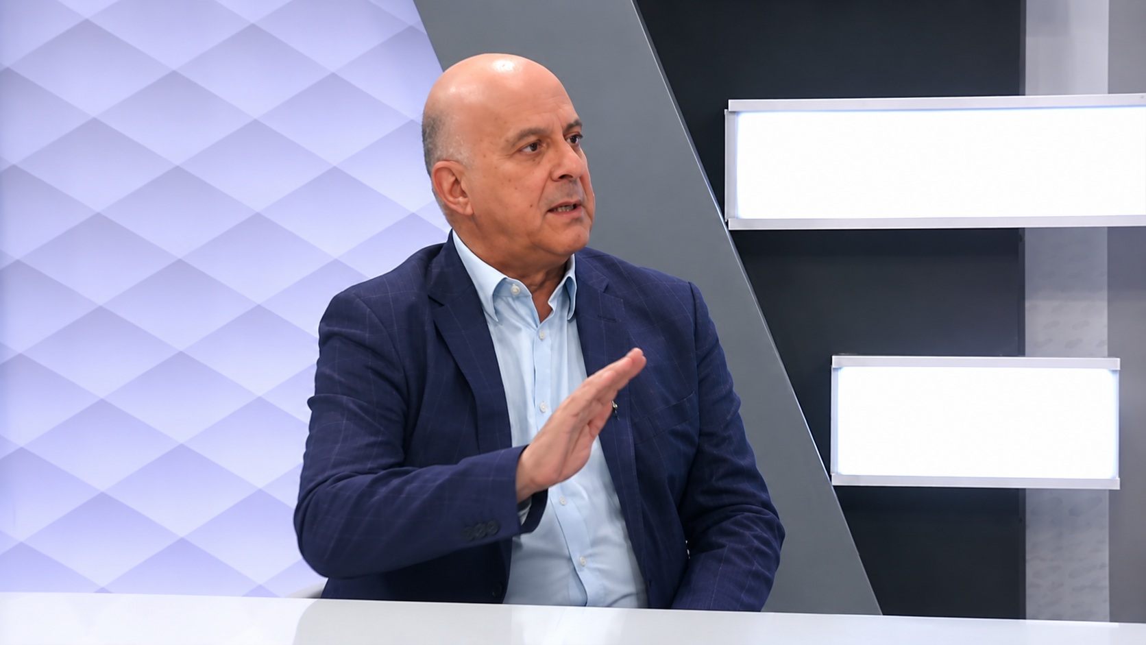 &Kappa;&alpha;&rho;&omicron;&gamma;&iota;ά&nu;: &Omicron;&iota; &delta;&eta;&mu;&omicron;&sigma;&kappa;ό&pi;&omicron;&iota; &tau;&eta;&nu; &delta;&omicron;&upsilon;&lambda;&epsilon;&iota;ά &tau;&omicron;&upsilon;&sigmaf;, &epsilon;&mu;&epsilon;ί&sigmaf; &tau;&eta; &delta;&iota;&kappa;ή &mu;&alpha;&sigmaf; (&Beta;&Iota;&Nu;&Tau;&Epsilon;&Omicron;)