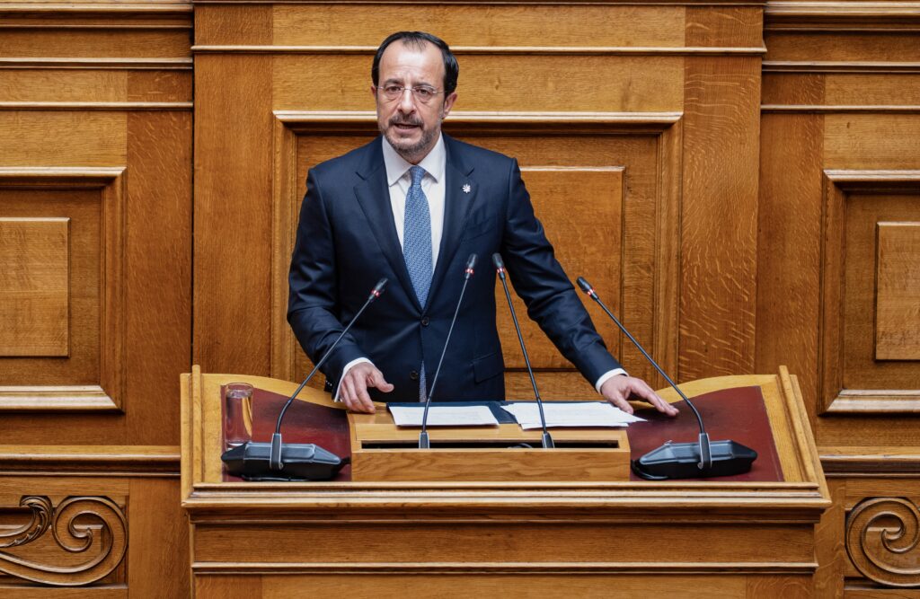&Kappa;&Epsilon;: &Eta; &omicron;&mu;&iota;&lambda;ί&alpha; &Pi;&tau;&Delta; &sigma;&tau;&eta;&nu; &Alpha;&theta;ή&nu;&alpha; &alpha;&nu;έ&delta;&epsilon;&iota;&xi;&epsilon; &tau;&eta; &delta;&iota;&alpha;&chi;&rho;&omicron;&nu;&iota;&kappa;ή &epsilon;&nu;ό&tau;&eta;&tau;&alpha; &tau;&omicron;&upsilon; &Epsilon;&lambda;&lambda;&eta;&nu;&iota;&sigma;&mu;&omicron;ύ