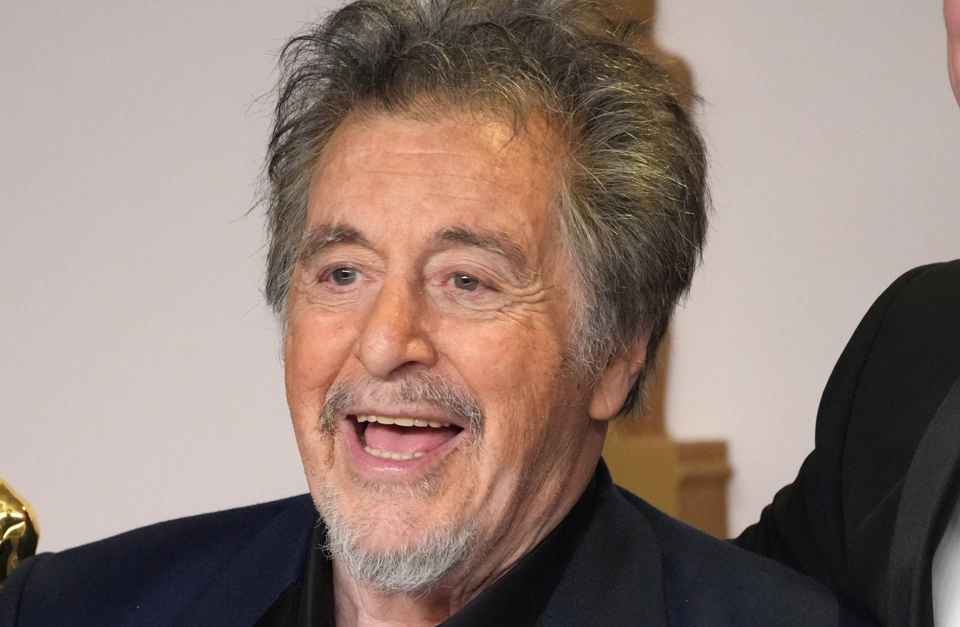Al Pacino: H &sigma;&pi;ά&nu;&iota;&alpha; &epsilon;&mu;&phi;ά&nu;&iota;&sigma;&eta; &mu;&epsilon; &tau;&eta; &sigma;ύ&nu;&tau;&rho;&omicron;&phi;ό &tau;&omicron;&upsilon; Noor Alfallah &sigma;&epsilon; fashion show