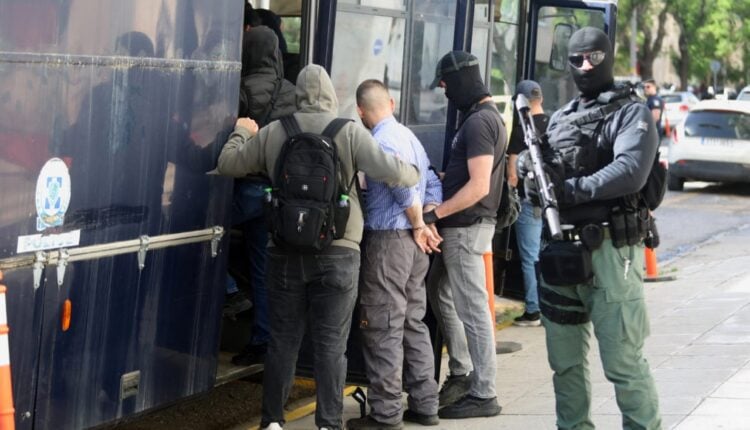 &Epsilon;&lambda;&lambda;ά&delta;&alpha;: &Pi;&rho;&omicron;&phi;&upsilon;&lambda;&alpha;&kappa;&iota;&sigma;&tau;έ&omicron;&iota; 6 &kappa;&alpha;&tau;&eta;&gamma;&omicron;&rho;&omicron;ύ&mu;&epsilon;&nu;&omicron;&iota; &gamma;&iota;&alpha; &tau;&eta; &lambda;&eta;&sigma;&tau;&epsilon;ί&alpha; &tau;&rho;ά&pi;&epsilon;&zeta;&alpha;&sigmaf; &mu;&epsilon; &kappa;&alpha;&lambda;ά&sigma;&nu;&iota;&kappa;&omicron;&phi;