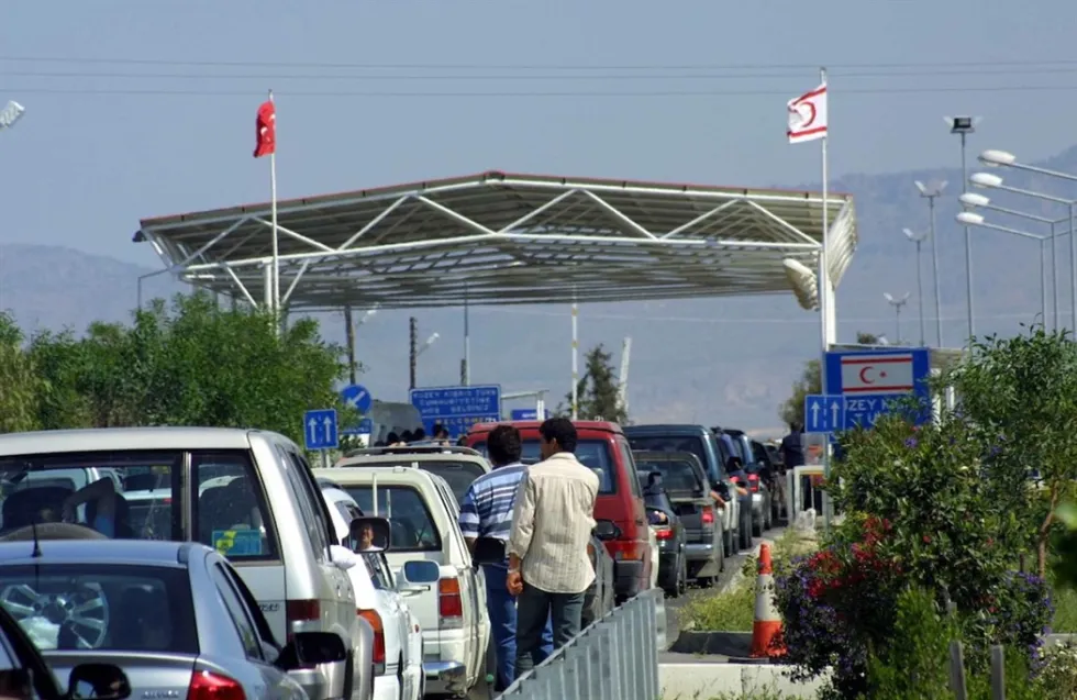 Ά&nu;&delta;&rho;&omicron; &pi;&alpha;&rho;&alpha;&nu;&omicron;&mu;ί&alpha;&sigmaf; &tau;&alpha; &kappa;&alpha;&tau;&epsilon;&chi;ό&mu;&epsilon;&nu;&alpha;- 300 &pi;&alpha;&rho;&alpha;&beta;ά&sigma;&epsilon;&iota;&sigmaf; &kappa;ά&theta;&epsilon; &mu;ή&nu;&alpha; &sigma;&tau;&alpha; &omicron;&delta;&omicron;&phi;&rho;ά&gamma;&mu;&alpha;&tau;&alpha; (vid)