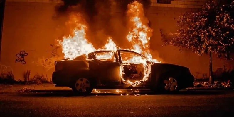 &Sigma;&tau;&iota;&sigmaf; &phi;&lambda;ό&gamma;&epsilon;&sigmaf; ό&chi;&eta;&mu;&alpha; 28&chi;&rho;&omicron;&nu;&omicron;&upsilon; &sigma;&tau;&eta; &Lambda;&epsilon;&mu;&epsilon;&sigma;ό-&Alpha;&pi;&omicron;&kappa;&lambda;&epsilon;ί&sigma;&tau;&eta;&kappa;&epsilon; &eta; &sigma;&kappa;&eta;&nu;ή &gamma;&iota;&alpha; &epsilon;&xi;&epsilon;&tau;ά&sigma;&epsilon;&iota;&sigmaf;