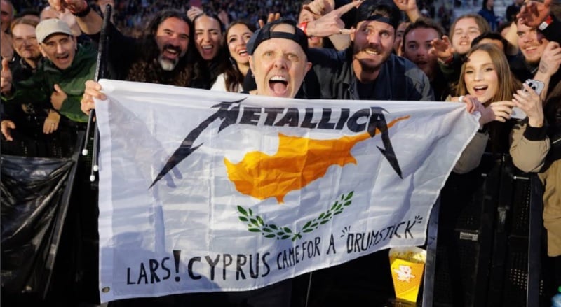 Το ευχαριστώ του ντράμερ των Metallica με σημαία της Κύπρου (ΦΩΤΟ)
