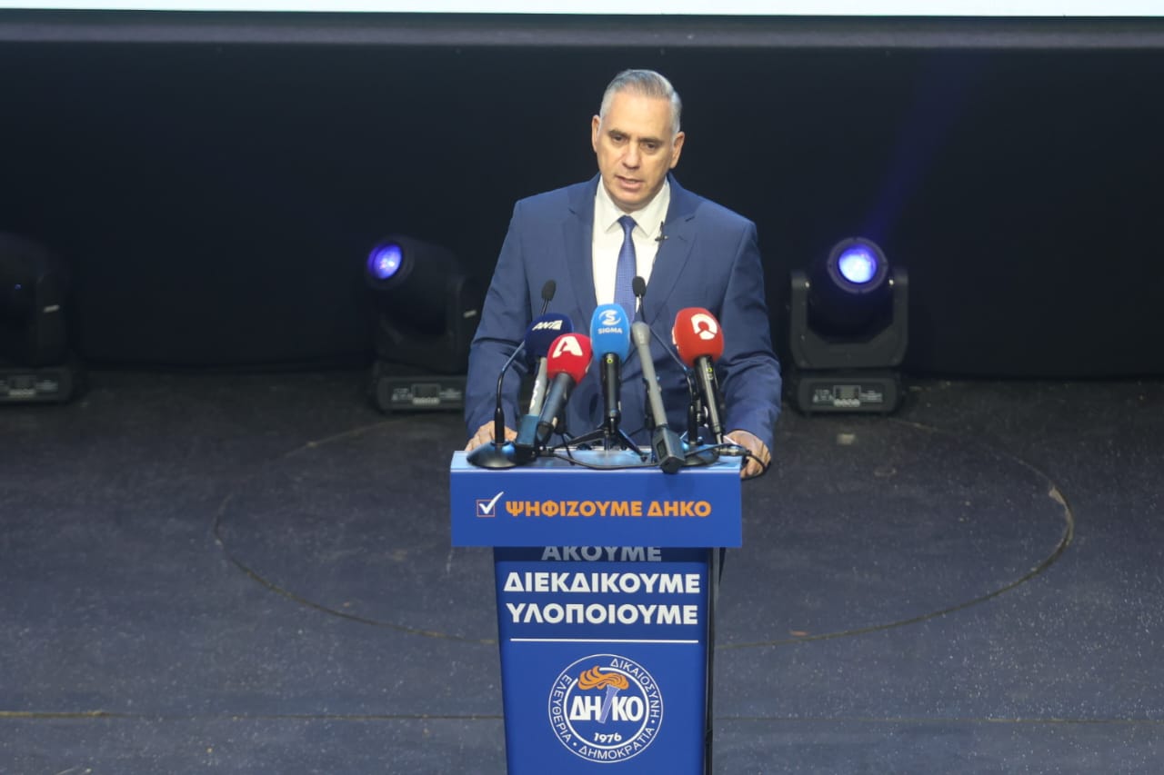 &Pi;&alpha;&pi;&alpha;&delta;ό&pi;&omicron;&upsilon;&lambda;&omicron;&sigmaf;: &Eta; &Kappa;ύ&pi;&rho;&omicron;&sigmaf; &omicron;&rho;&theta;&omicron;&pi;ό&delta;&eta;&sigma;&epsilon; &gamma;&iota;&alpha;&tau;ί &alpha;&nu;&tau;&iota;&sigma;&tau;&alpha;&theta;ή&kappa;&alpha;&mu;&epsilon; &sigma;&tau;&omicron;&nu; &lambda;&alpha;ϊ&kappa;&iota;&sigma;&mu;ό