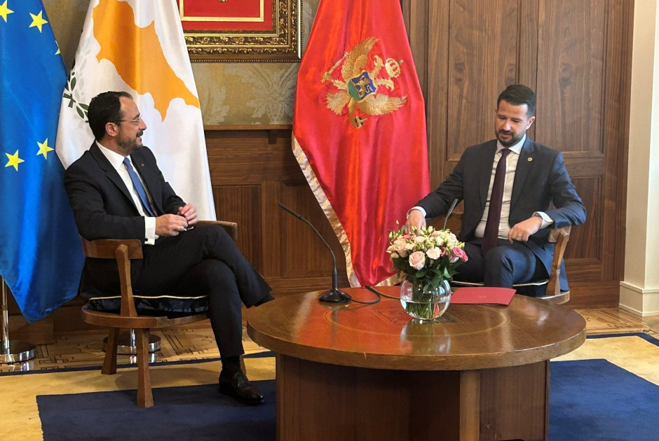 &Sigma;&tau;&eta;&nu; &Kappa;ύ&pi;&rho;&omicron; &omicron; &Pi;&rho;ό&epsilon;&delta;&rho;&omicron;&sigmaf; &tau;&omicron;&upsilon; &Mu;&alpha;&upsilon;&rho;&omicron;&beta;&omicron;&upsilon;&nu;ί&omicron;&upsilon; &gamma;&iota;&alpha; &sigma;&upsilon;&nu;&omicron;&mu;&iota;&lambda;ί&epsilon;&sigmaf; &mu;&epsilon; &tau;&omicron;&nu; &Pi;&tau;&Delta;