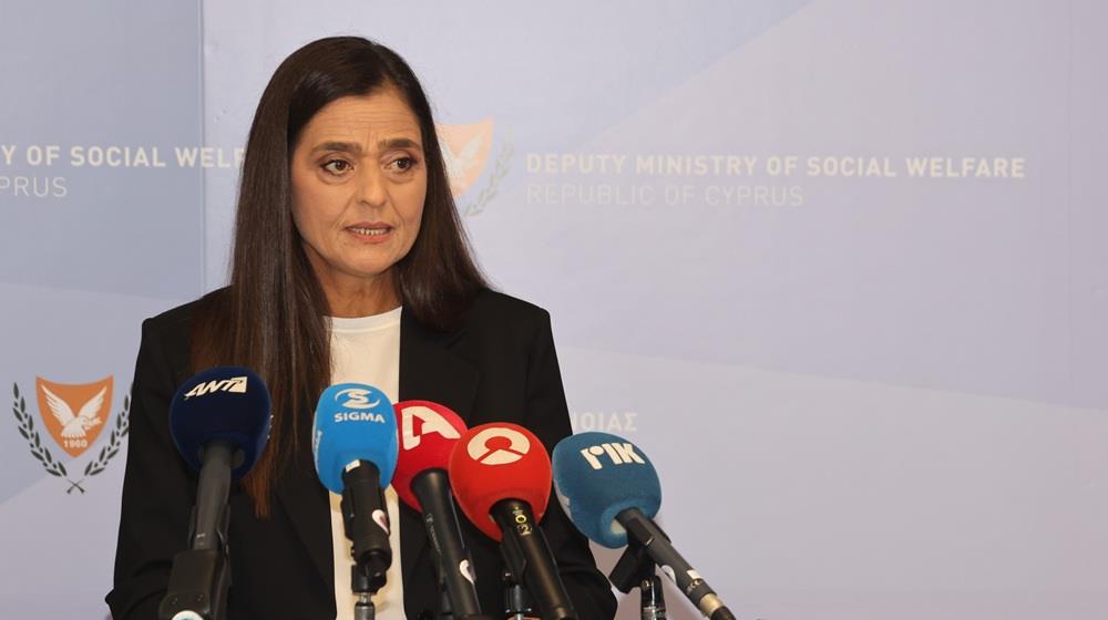 &Pi;&alpha;&pi;&alpha;έ&lambda;&lambda;&eta;&nu;&alpha;: &Pi;&rho;&omicron;&tau;&epsilon;&rho;&alpha;&iota;ό&tau;&eta;&tau;&alpha; &eta; &omicron;&upsilon;&sigma;&iota;&alpha;&sigma;&tau;&iota;&kappa;ή &sigma;&tau;ή&rho;&iota;&xi;&eta; &sigma;&tau;&alpha; ά&tau;&omicron;&mu;&alpha; &mu;&epsilon; &theta;&alpha;&lambda;&alpha;&sigma;&sigma;&alpha;&iota;&mu;ί&alpha;