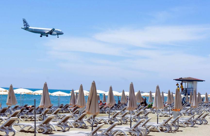 &Pi;&tau;ώ&sigma;&eta; 27% &sigma;&tau;&iota;&sigmaf; &alpha;&phi;ί&xi;&epsilon;&iota;&sigmaf; &tau;&omicron;&upsilon;&rho;&iota;&sigma;&tau;ώ&nu; &tau;&omicron;&nu; &Alpha;&pi;&rho;ί&lambda;&eta; &kappa;&alpha;&iota; 17,9% &tau;&omicron; &tau;&epsilon;&tau;&rho;ά&mu;&eta;&nu;&omicron;