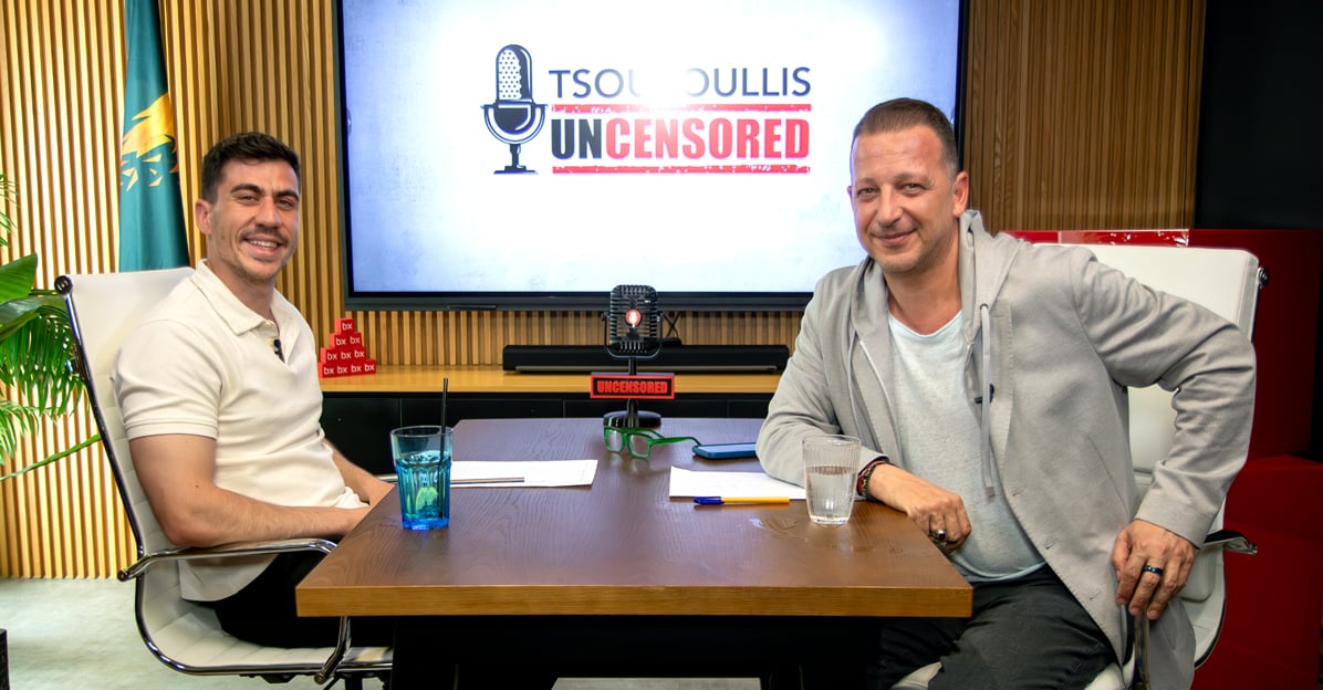 Uncensored: &Omicron; &Chi;&rho;ύ&sigma;&alpha;&nu;&theta;&omicron;&sigmaf; &Tau;&sigma;&omicron;&upsilon;&rho;&omicron;ύ&lambda;&lambda;&eta;&sigmaf; &upsilon;&pi;&omicron;&delta;έ&chi;&epsilon;&tau;&alpha;&iota; &tau;&omicron;&nu; &Phi;&epsilon;&iota;&delta;ί&alpha; &Pi;&alpha;&nu;&alpha;&gamma;&iota;ώ&tau;&omicron;&upsilon; (VID)