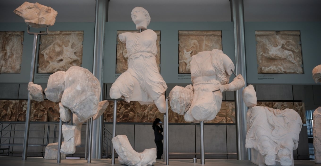 Le Monde: &laquo;&Pi;&alpha;&rho;ά&theta;&upsilon;&rho;&omicron;&raquo; &epsilon;&pi;&iota;&sigma;&tau;&rho;&omicron;&phi;ή&sigmaf; &theta;&rho;&alpha;&upsilon;&sigma;&mu;ά&tau;&omega;&nu; &tau;&omicron;&upsilon; &Pi;&alpha;&rho;&theta;&epsilon;&nu;ώ&nu;&alpha; &alpha;&pi;ό &tau;&omicron; &Lambda;&omicron;ύ&beta;&rho;&omicron;