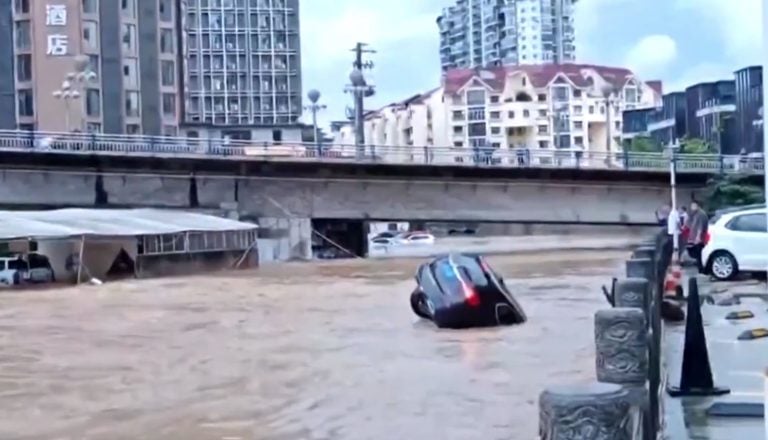 &Kappa;&alpha;&tau;&alpha;&rho;&rho;&alpha;&kappa;&tau;ώ&delta;&epsilon;&iota;&sigmaf; &beta;&rho;&omicron;&chi;έ&sigmaf; &sigma;&tau;&eta;&nu; &Kappa;ί&nu;&alpha; - &Sigma;&tau;&omicron;&upsilon;&sigmaf; 22 &omicron;&iota; &nu;&epsilon;&kappa;&rho;&omicron;ί &kappa;&alpha;&iota; 20 &alpha;&gamma;&nu;&omicron;&omicron;ύ&mu;&epsilon;&nu;&omicron;&iota;