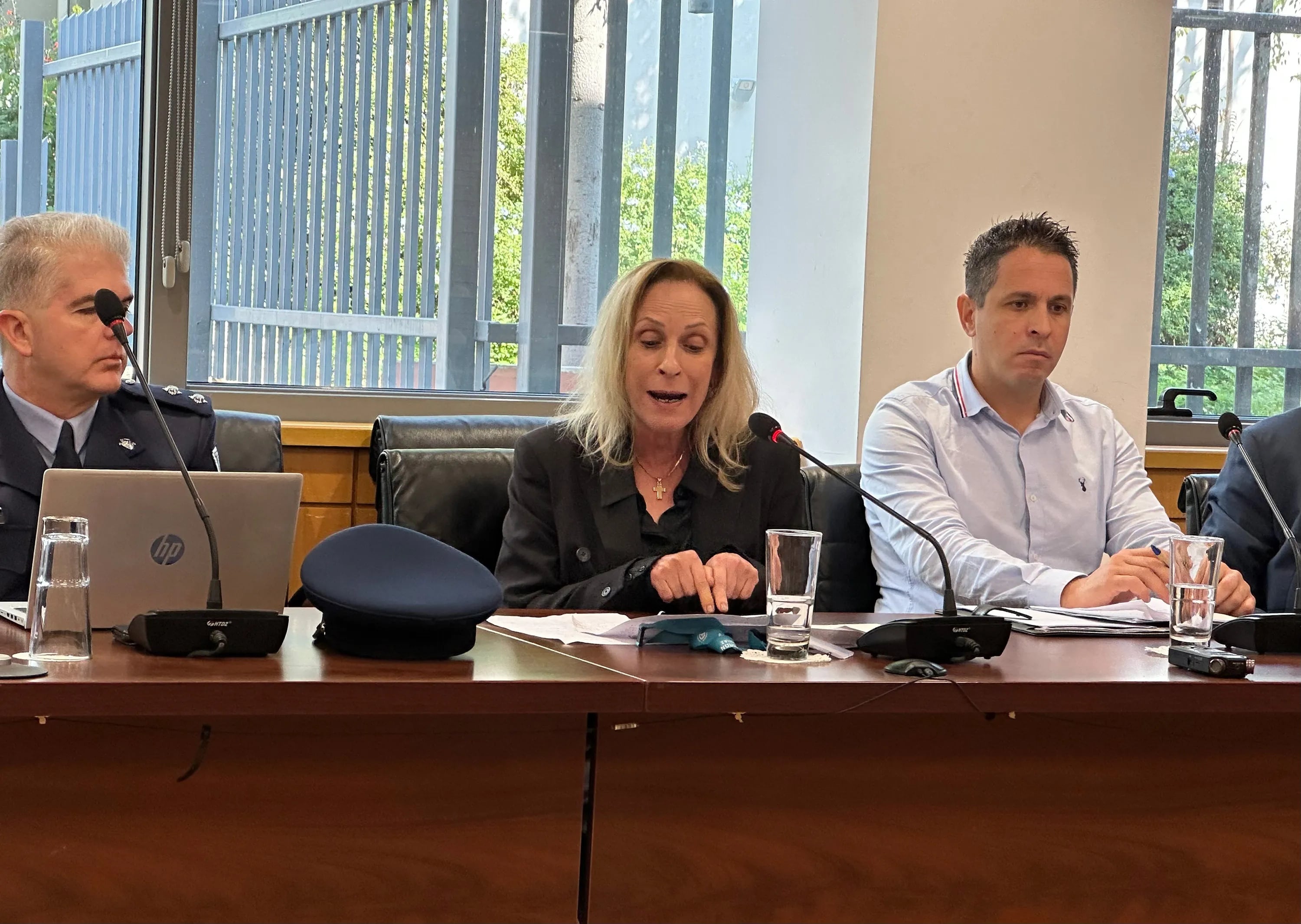 &Mu;&eta;&tau;έ&rho;&alpha; Ό&xi;&iota;&nu;&omicron;&upsilon;: &Delta;&epsilon;&nu; &xi;έ&rho;&omicron;&upsilon;&nu; &tau;&iota; &alpha;&epsilon;&rho;ό&sigma;&alpha;&kappa;&omicron; έ&beta;&alpha;&lambda;&alpha;&nu; &sigma;&tau;&omicron; ό&chi;&eta;&mu;&alpha; &tau;&omicron;&upsilon; 2&omicron;&upsilon; &gamma;&iota;&omicron;&upsilon; &mu;&omicron;&upsilon; (vid)