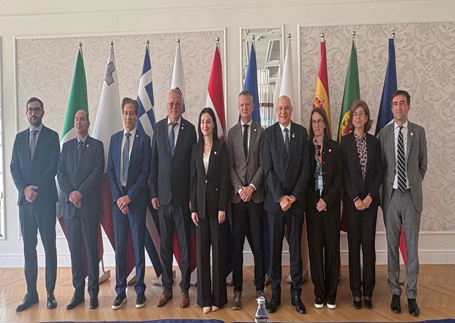 &Upsilon;&Gamma;&Alpha;&Alpha;&Pi; &sigma;&tau;&eta; MED9: &Alpha;&nu;&alpha;&phi;&omicron;&rho;ά &gamma;&iota;&alpha; &alpha;&phi;&alpha;&lambda;ά&tau;&omega;&sigma;&eta; &kappa;&alpha;&iota; &epsilon;&pi;&alpha;&nu;&alpha;&chi;&rho;&eta;&sigma;&iota;&mu;&omicron;&pi;&omicron;ί&eta;&sigma;&eta; &lambda;&upsilon;&mu;ά&tau;&omega;&nu;