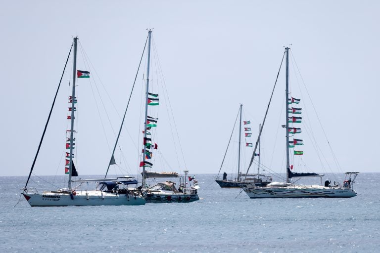 &Tau;&iota;&sigmaf; &epsilon;&pi;ό&mu;&epsilon;&nu;&epsilon;&sigmaf; ώ&rho;&epsilon;&sigmaf; &sigma;&tau;&eta;&nu; &Alpha;&sigma;&nu;&tau;ό&nu;&tau; &omicron;&iota; Έ&lambda;&lambda;&eta;&nu;&epsilon;&sigmaf; &pi;&omicron;&upsilon; &sigma;&upsilon;&mu;&mu;&epsilon;&tau;&epsilon;ί&chi;&alpha;&nu; &sigma;&tau;&omicron;&nu; &sigma;&tau;&omicron;&lambda;ί&sigma;&kappa;&omicron;
