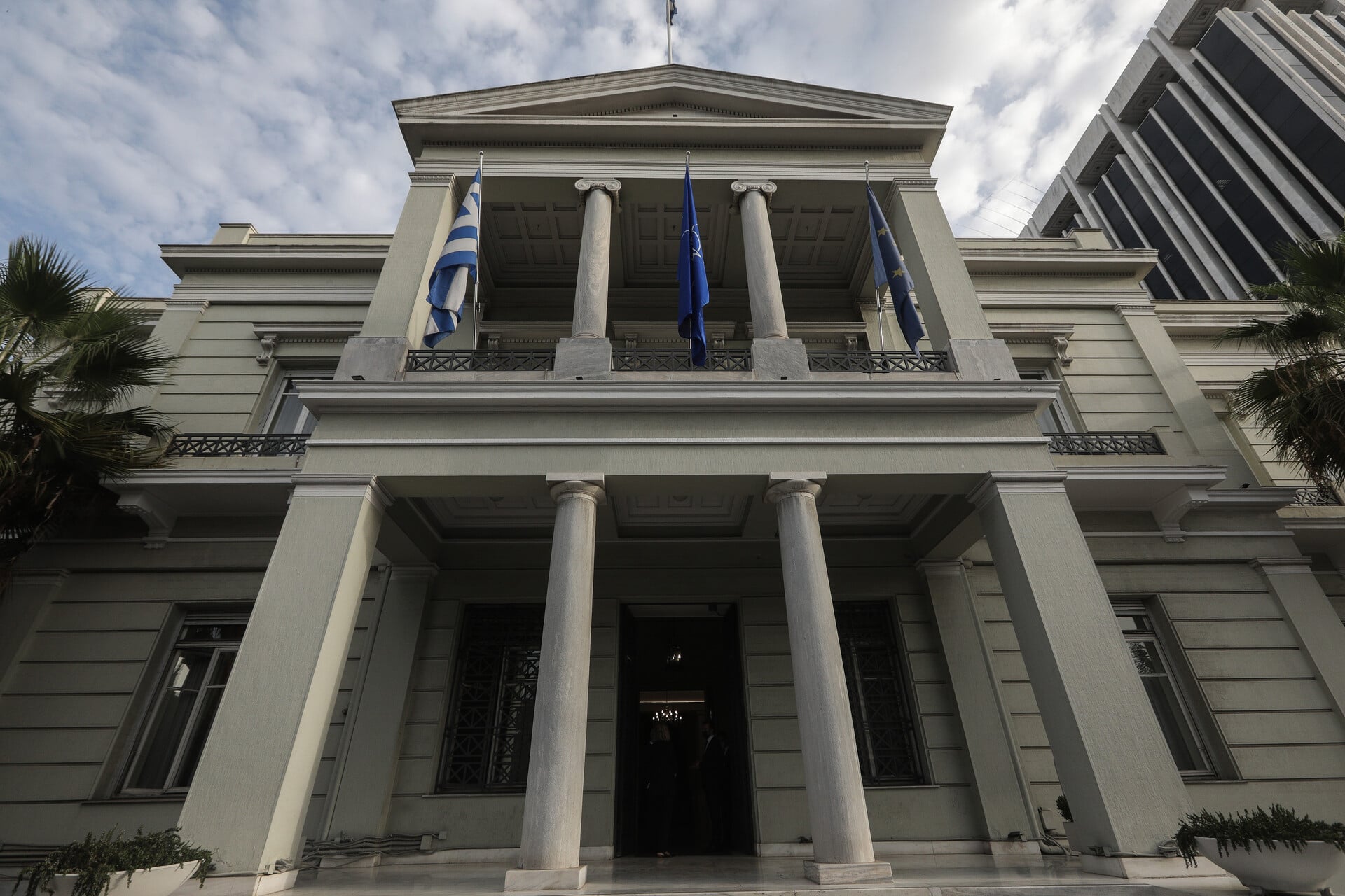 &Upsilon;&Pi;&Epsilon;&Xi; &Epsilon;&lambda;&lambda;ά&delta;&alpha;&sigmaf;: &Alpha;&pi;&alpha;&rho;ά&delta;&epsilon;&kappa;&tau;&eta; &eta; &sigma;&upsilon;&mu;&pi;&epsilon;&rho;&iota;&phi;&omicron;&rho;ά &pi;&rho;&omicron;&sigmaf; &tau;&omicron;&upsilon;&sigmaf; Έ&lambda;&lambda;&eta;&nu;&epsilon;&sigmaf; &pi;&omicron;&lambda;ί&tau;&epsilon;&sigmaf; &tau;&omicron;&upsilon; &sigma;&tau;&omicron;&lambda;ί&sigma;&kappa;&omicron;&upsilon;