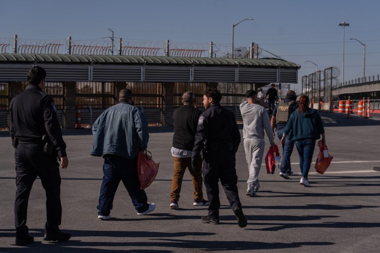 &Sigma;&iota;έ&rho;&alpha; &Lambda;&epsilon;ό&nu;&epsilon;: &Upsilon;&pi;&omicron;&delta;έ&chi;&epsilon;&tau;&alpha;&iota; &tau;&omicron;&upsilon;&sigmaf; &pi;&rho;ώ&tau;&omicron;&upsilon;&sigmaf; &alpha;&pi;&epsilon;&lambda;&alpha;&theta;έ&nu;&tau;&epsilon;&sigmaf; &mu;&epsilon;&tau;&alpha;&nu;ά&sigma;&tau;&epsilon;&sigmaf; &alpha;&pi;ό &tau;&iota;&sigmaf; &Eta;&Pi;&Alpha;