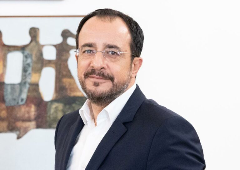 O &Pi;&rho;ό&epsilon;&delta;&rho;&omicron;&sigmaf; &tau;&eta;&sigmaf; &Delta;&eta;&mu;&omicron;&kappa;&rho;&alpha;&tau;ί&alpha;&sigmaf; &epsilon;&pi;&iota;&sigma;&kappa;έ&phi;&theta;&eta;&kappa;&epsilon; &tau;&omicron; &Epsilon;&theta;&nu;&iota;&kappa;ό &Chi;&rho;&eta;&mu;&alpha;&tau;&iota;&sigma;&tau;ή&rho;&iota;&omicron; &tau;&eta;&sigmaf; &Iota;&nu;&delta;ί&alpha;&sigmaf;