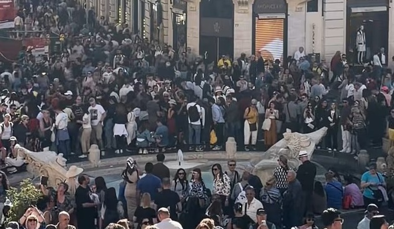 «Πνίγονται» από κόσμο Ρώμη και Ποζιτάνο- Ο υπερτουρισμός σαρώνει την Ευρώπη