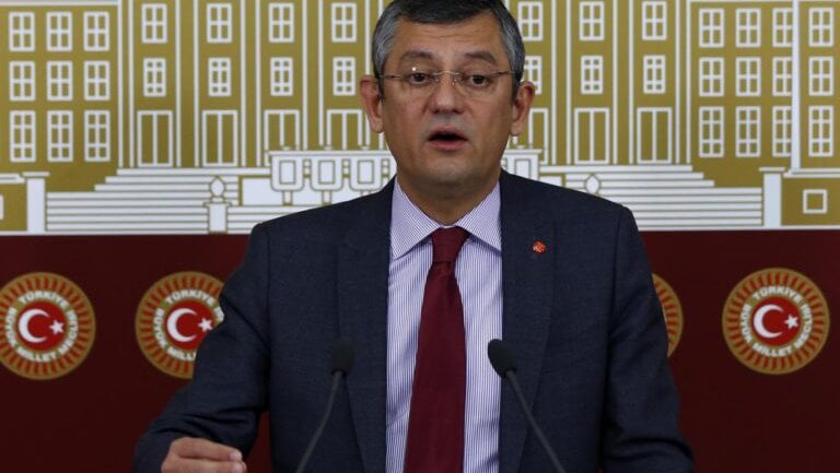 &Tau;&omicron;&upsilon;&rho;&kappa;ί&alpha;: &Epsilon;&kappa;&tau;ό&sigmaf; &eta;&gamma;&epsilon;&sigma;ί&alpha;&sigmaf; &tau;&omicron;&upsilon; CHP &omicron; &Omicron;&zeta;&gamma;&kappa;&iota;&omicron;ύ&rho; &Omicron;&zeta;έ&lambda; &mu;&epsilon; &alpha;&pi;ό&phi;&alpha;&sigma;&eta; &delta;&iota;&kappa;&alpha;&sigma;&tau;&eta;&rho;ί&omicron;&upsilon;