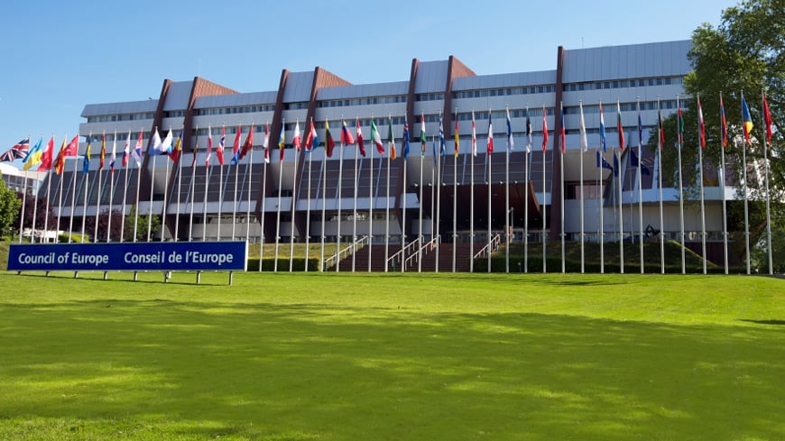 &Sigma;&epsilon;&rho;&beta;ί&alpha;: &Tau;&omicron; &Sigma;&tau;&Epsilon; &pi;&rho;&omicron;&epsilon;&iota;&delta;&omicron;&pi;&omicron;&iota;&epsilon;ί &gamma;&iota;&alpha; &tau;&iota;&sigmaf; &alpha;&pi;&epsilon;&iota;&lambda;έ&sigmaf; &kappa;&alpha;&tau;ά &tau;&omega;&nu; &alpha;&nu;&theta;&rho;&omega;&pi;ί&nu;&omega;&nu; &delta;&iota;&kappa;&alpha;&iota;&omega;&mu;ά&tau;&omega;&nu;