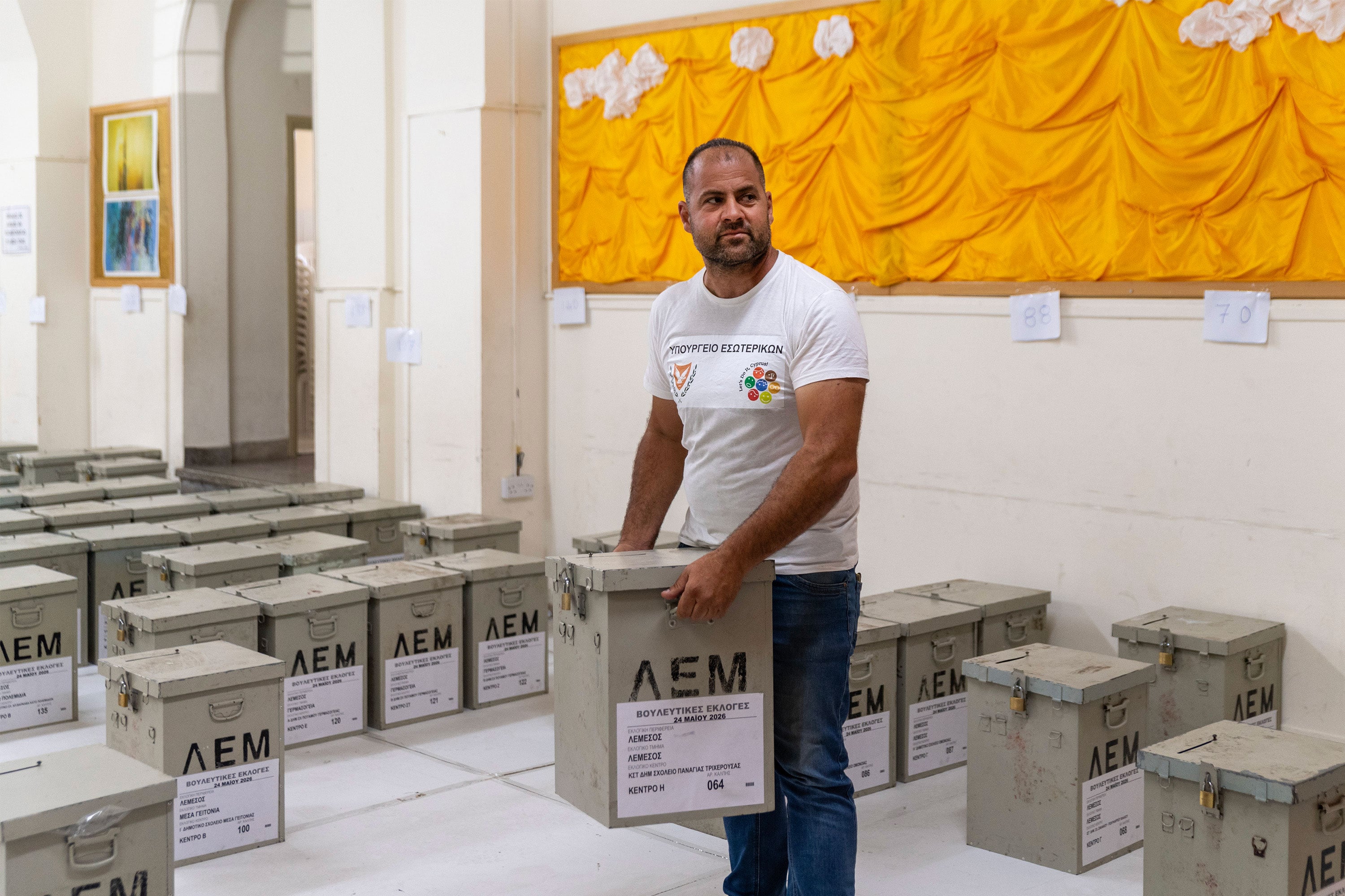 Υποψήφιοι και κόμματα δεν κατέβασαν αφίσες- Εξετάζεται η επιβολή προστίμων
