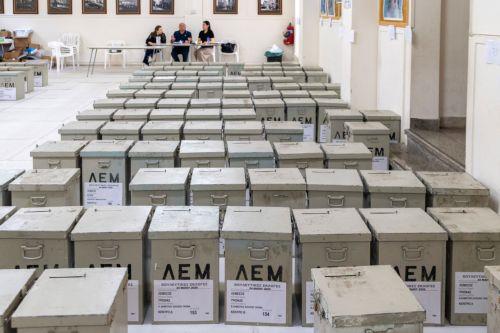 Χωρίς ψηφοδέλτια και κινητά οι αντιπρόσωποι υποψηφίων στην καταμέτρηση