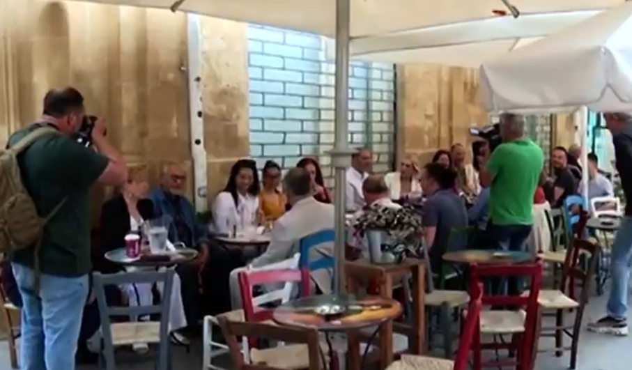 Λίγες ώρες πριν την κάλπη: Χαλαρές βόλτες για ηγέτες και υποψήφιους