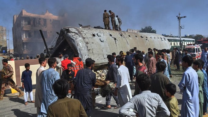 Έκρηξη σε τρένο στην Quetta του Πακιστάν – Τουλάχιστον 24 νεκροί (BINTEO)
