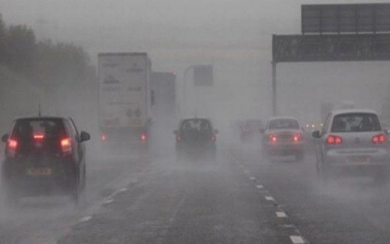 Οδηγοί προσοχή: Περιορισμένη ορατότητα λόγω έντονων βροχοπτώσεων στη ΡΙζοελιά