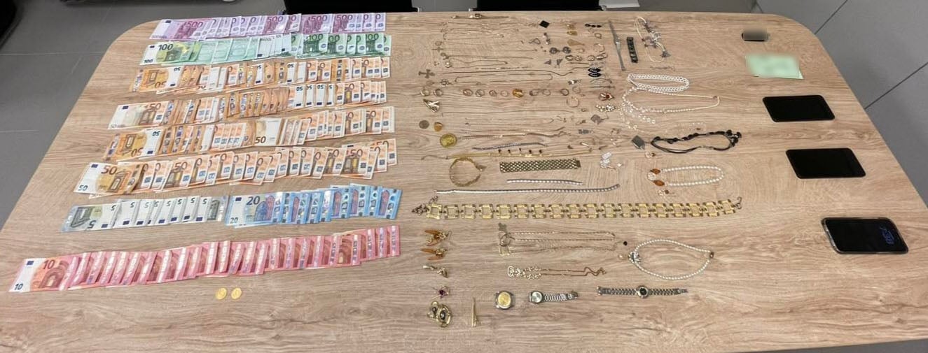 Ελλάδα: Άρπαξαν 120.000 ευρώ μέσω τηλεφώνου - Χειροπέδες σε 2 πρόσωπα