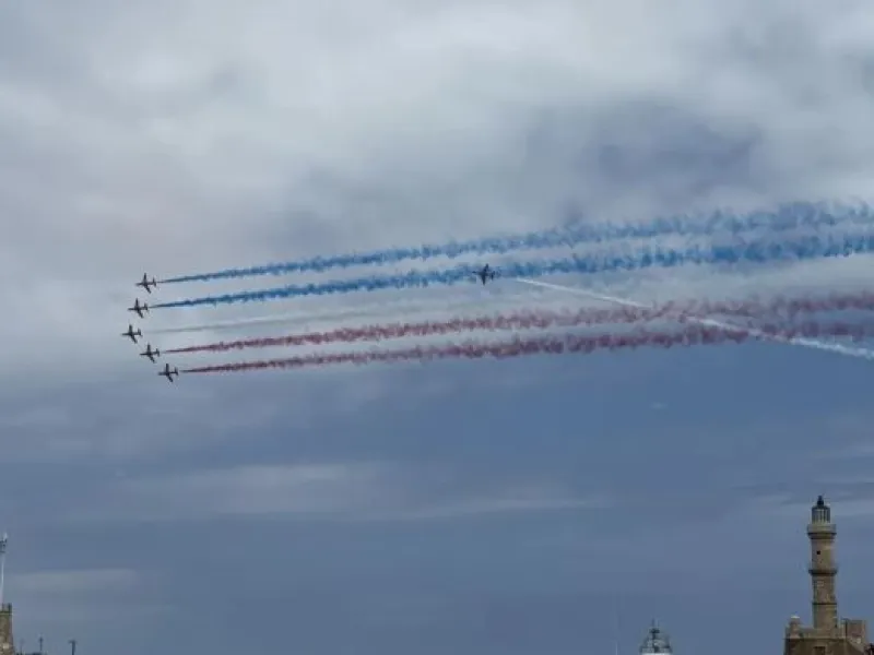 &Upsilon;&pi;&epsilon;&rho;&theta;έ&alpha;&mu;&alpha; &sigma;&tau;&alpha; &Chi;&alpha;&nu;&iota;ά: &Tau;&alpha; Red Arrows &laquo;έ&sigma;&kappa;&iota;&sigma;&alpha;&nu;&raquo; &tau;&omicron;&nu; &omicron;&upsilon;&rho;&alpha;&nu;ό (&Beta;&Iota;&Nu;&Tau;&Epsilon;&Omicron;)