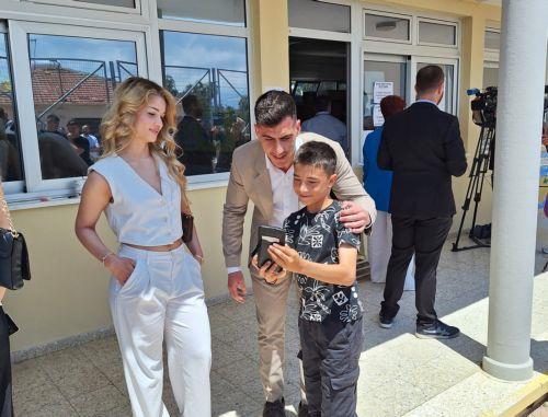 &Mu;έ&nu;&omicron;&iota;&kappa;&omicron;: &Delta;&epsilon;ί&tau;&epsilon; &tau;&iota; &psi;ή&phi;&iota;&sigma;&epsilon; &tau;&omicron; &chi;&omega;&rho;&iota;ό &tau;&omicron;&upsilon; &Phi;&epsilon;&iota;&delta;ί&alpha; &Pi;&alpha;&nu;&alpha;&gamma;&iota;ώ&tau;&omicron;&upsilon;