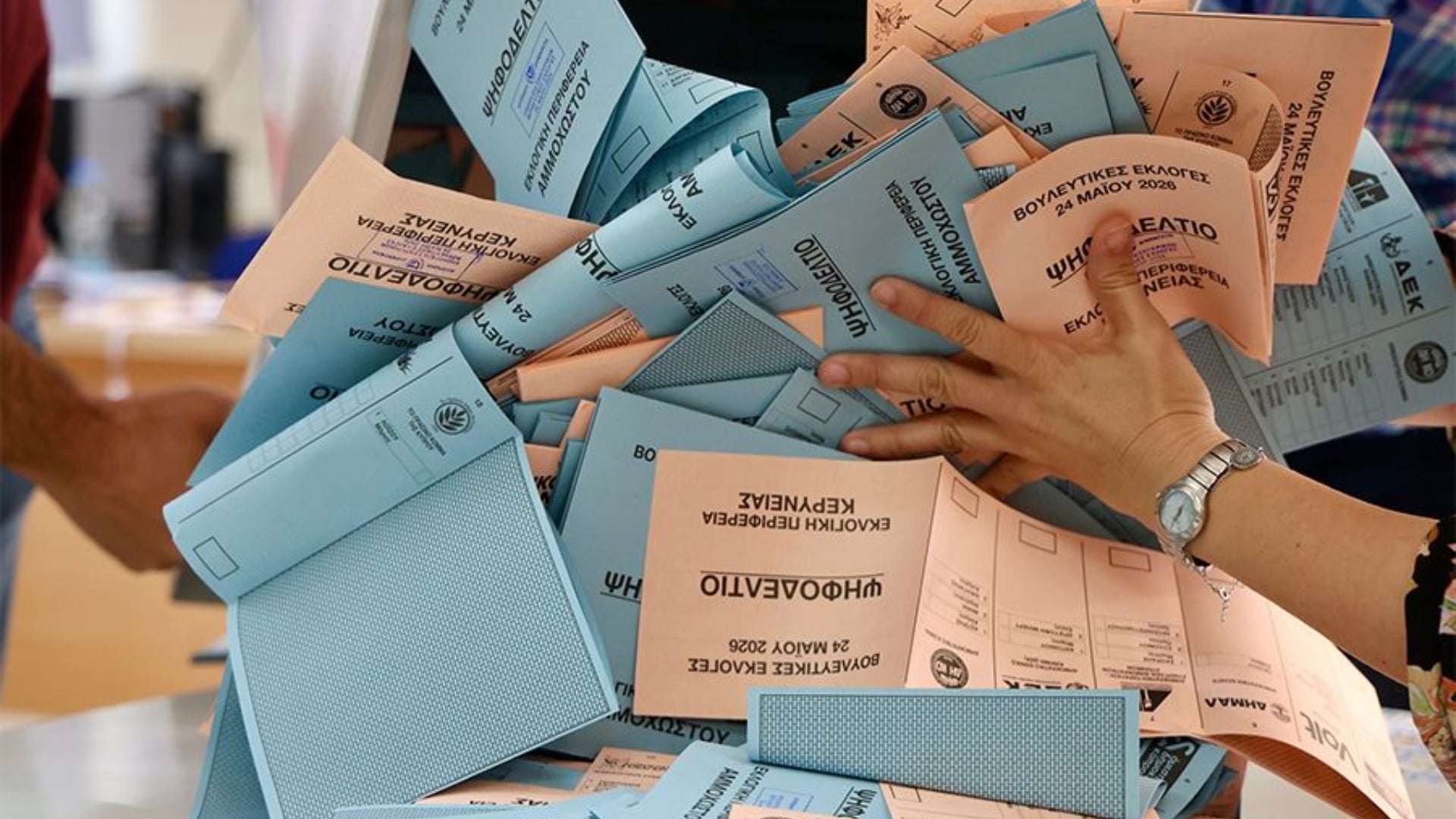 Η μάχη των σταυρών στη Λευκωσία - Ποιοι προηγούνται από κάθε κόμμα