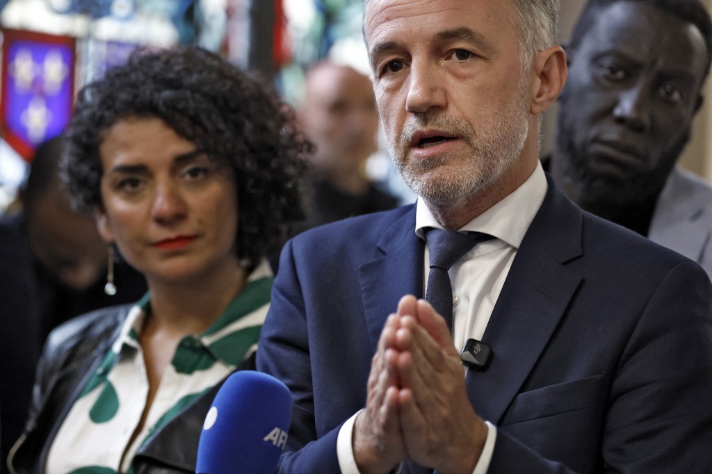 &Gamma;&alpha;&lambda;&lambda;ί&alpha;: &Sigma;&kappa;ά&nu;&delta;&alpha;&lambda;&omicron; &kappa;&alpha;&kappa;&omicron;&pi;&omicron;ί&eta;&sigma;&eta;&sigmaf; &pi;&alpha;&iota;&delta;&iota;ώ&nu; - Έ&rho;&epsilon;&upsilon;&nu;&ep