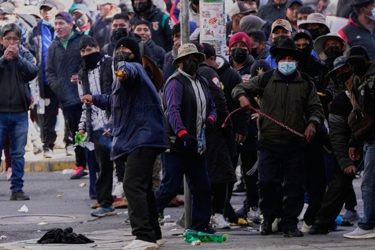 &Beta;&omicron;&lambda;&iota;&beta;ί&alpha;: &Sigma;&upsilon;&nu;&epsilon;&chi;ί&zeta;&omicron;&nu;&tau;&alpha;&iota; &omicron;&iota; &delta;&iota;&alpha;&delta;&eta;&lambda;ώ&sigma;&epsilon;&iota;&sigmaf; &ndash; &laquo;&Pi;&rho;ά&sigma;&iota;&nu;&omicron; &phi;&omega;&sigmaf;&raquo; &gamma;&iota;&alpha; &epsilon;&pi;έ&mu;&beta;&alpha;&sigma;&eta; &tau;&omicron;&upsilon; &sigma;&tau;&rho;&alpha;&tau;&omicron;ύ